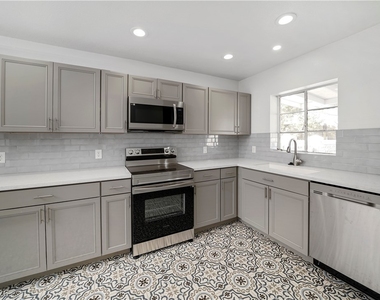 1140 Hillside Place - Photo Thumbnail 8