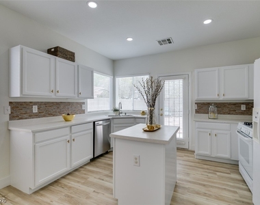 10959 Pumpkin Ridge Avenue - Photo Thumbnail 15