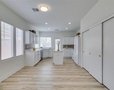 10959 Pumpkin Ridge Avenue - Photo Thumbnail 11