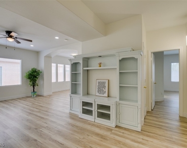 10959 Pumpkin Ridge Avenue - Photo Thumbnail 9