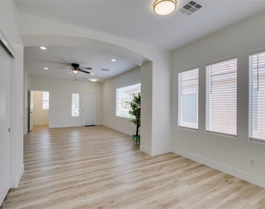 10959 Pumpkin Ridge Avenue - Photo Thumbnail 14