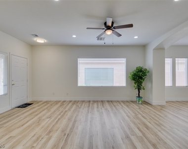 10959 Pumpkin Ridge Avenue - Photo Thumbnail 5