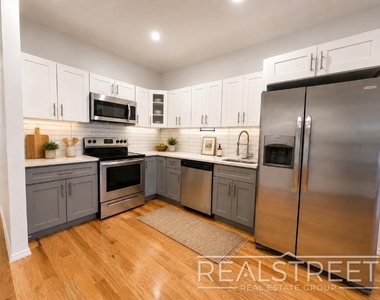 1440 Lincoln Place - Photo Thumbnail 2