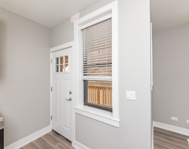 3933 N Janssen - Photo Thumbnail 4
