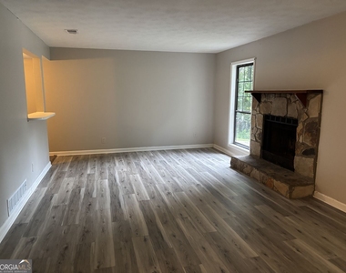 1386 Williamsburg Lane - Photo Thumbnail 2