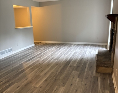 1386 Williamsburg Lane - Photo Thumbnail 3