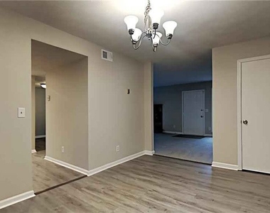 1386 Williamsburg Lane - Photo Thumbnail 5