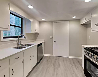 1386 Williamsburg Lane - Photo Thumbnail 6