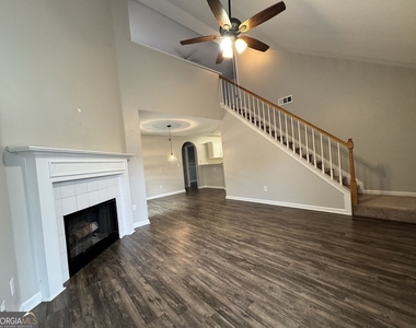 204 Park Place - Photo Thumbnail 2