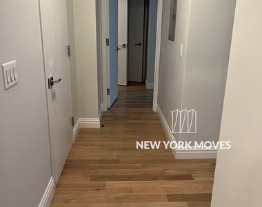 West 48th Street - Photo Thumbnail 7