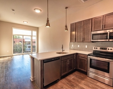 320 Valley St - Photo Thumbnail 6