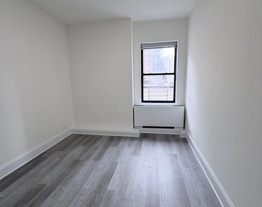 West 34th Street - Photo Thumbnail 6