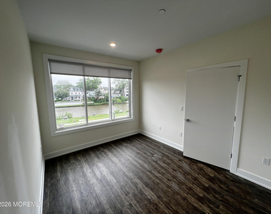521 Lake Avenue - Photo Thumbnail 3