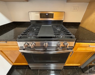 East 55 Street - Photo Thumbnail 10