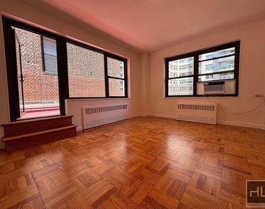 East 55 Street - Photo Thumbnail 4