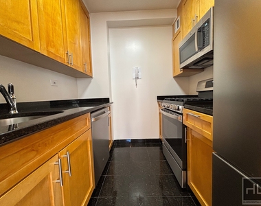 East 55 Street - Photo Thumbnail 9