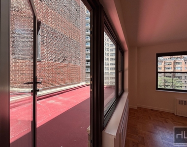 East 55 Street - Photo Thumbnail 12