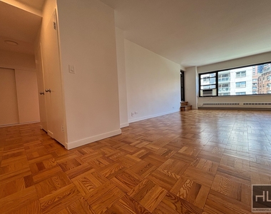 East 55 Street - Photo Thumbnail 6
