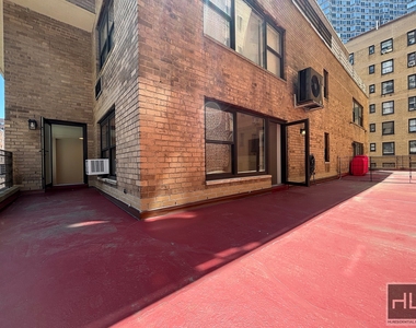 East 55 Street - Photo Thumbnail 3