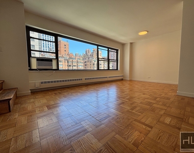 East 55 Street - Photo Thumbnail 2
