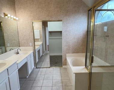 3024 Sawtooth Drive - Photo Thumbnail 12