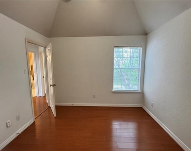 3024 Sawtooth Drive - Photo Thumbnail 16
