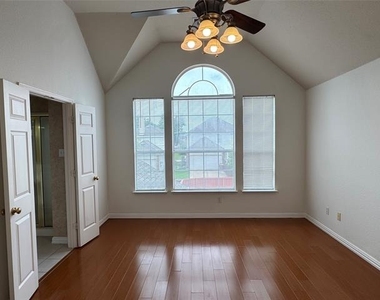 3024 Sawtooth Drive - Photo Thumbnail 11