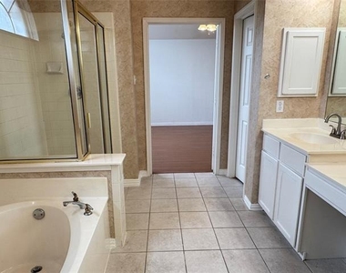 3024 Sawtooth Drive - Photo Thumbnail 13