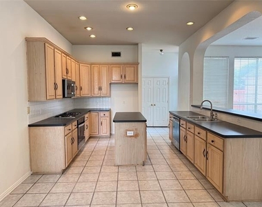 3024 Sawtooth Drive - Photo Thumbnail 7