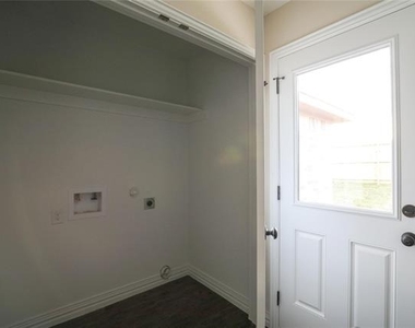 901 N Barrett Avenue - Photo Thumbnail 13