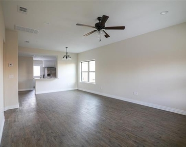 901 N Barrett Avenue - Photo Thumbnail 1