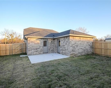 901 N Barrett Avenue - Photo Thumbnail 14