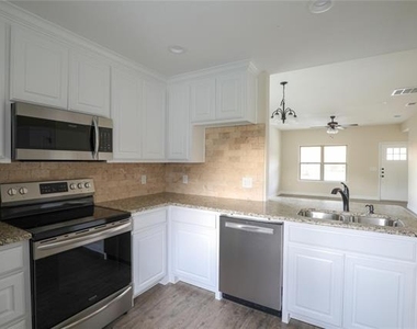 901 N Barrett Avenue - Photo Thumbnail 3