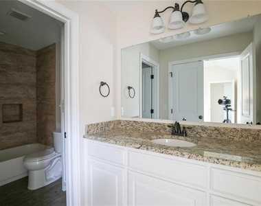 901 N Barrett Avenue - Photo Thumbnail 10