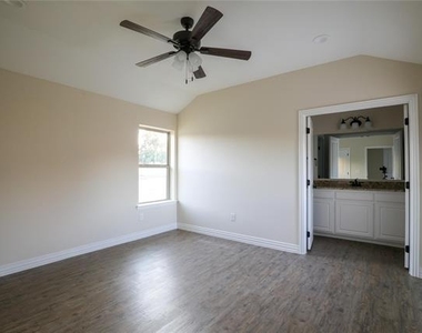 901 N Barrett Avenue - Photo Thumbnail 9