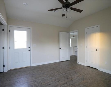 901 N Barrett Avenue - Photo Thumbnail 8