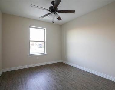 901 N Barrett Avenue - Photo Thumbnail 5