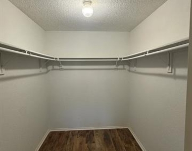 105 Fieldwood Court - Photo Thumbnail 8