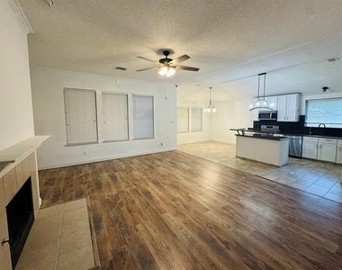 105 Fieldwood Court - Photo Thumbnail 2