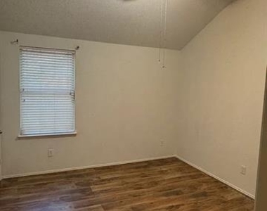 105 Fieldwood Court - Photo Thumbnail 10