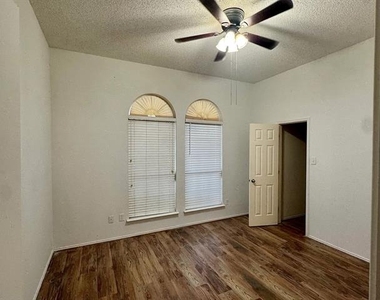 105 Fieldwood Court - Photo Thumbnail 11