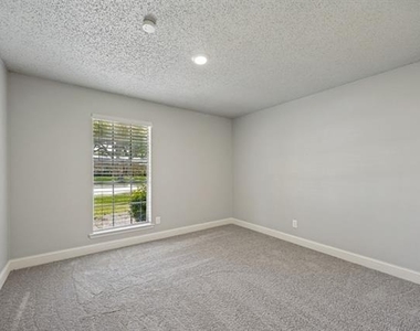1704 Carol Stream Drive - Photo Thumbnail 6