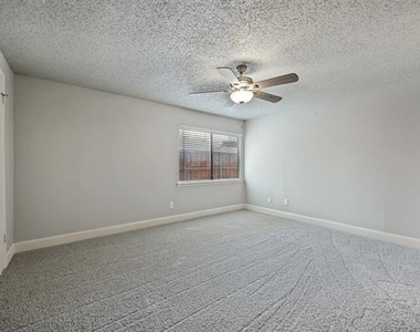 1704 Carol Stream Drive - Photo Thumbnail 8