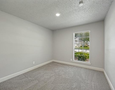 1704 Carol Stream Drive - Photo Thumbnail 5