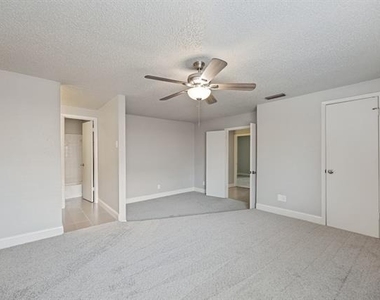 1704 Carol Stream Drive - Photo Thumbnail 7