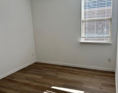 1008 Chip Street - Photo Thumbnail 6