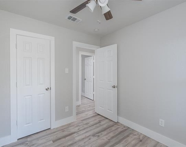 5914 Asbury Avenue - Photo Thumbnail 12