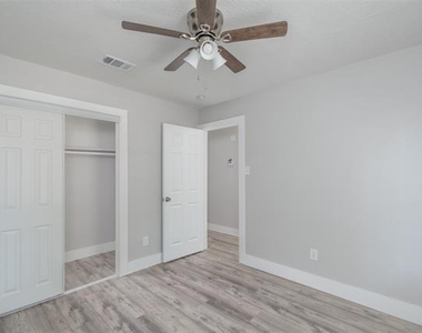 5914 Asbury Avenue - Photo Thumbnail 10