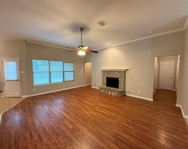 102 Paloma Circle - Photo Thumbnail 4