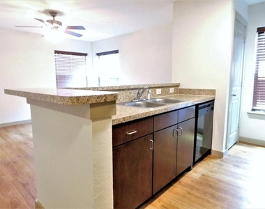 1512 N Elm Street - Photo Thumbnail 6